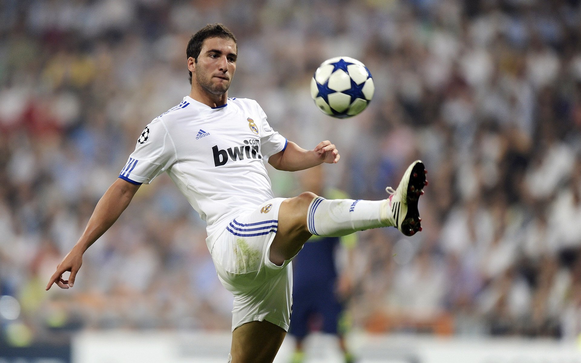 “胡利安·门德斯：全能球员成就阿根廷美洲狮队的未来”